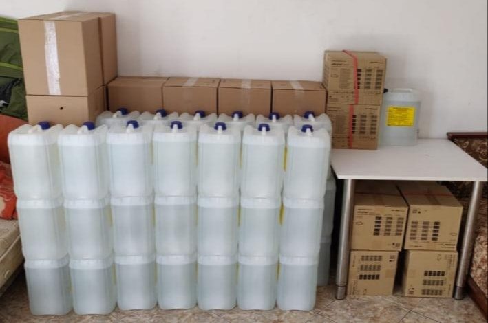 Percheziții la speculanți cu produse sanitare. Mii de perechi de mănuși, sute de litri de dezinfectant și măști de protecție, confiscate
