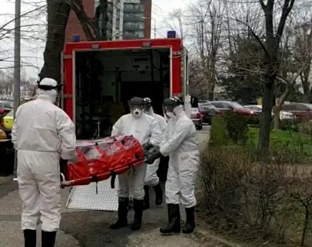(Video) Suspiciune de coronavirus în Constanța. O tânără de 29 de ani preluată în izoletă de la locuința sa
