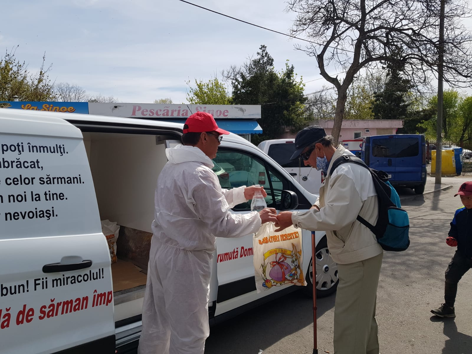 (Foto) Asociaţia „Suflete deschise“ a oferit pachete cu alimente oamenilor străzii și vârstnicilor de la Căminul de Bătrâni de la Poartă Albă