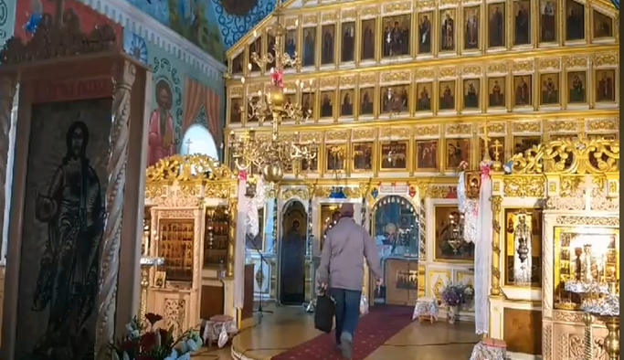 Localnic deranjat de slujbele care se auzeau în boxe a intrat cu pistolul în biserică, ameninţându-l pe preot