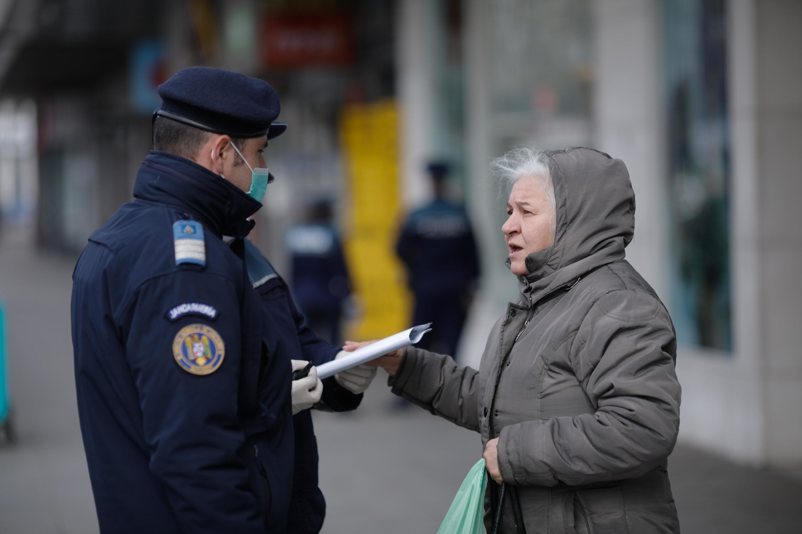 Persoanele peste 65 de ani vor putea ieși din casă și dimineața și seara