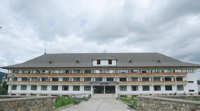 Preot filmat și acuzat de agresiune sexuală de un tânăr aflat în carantină la Mănăstirea Neamț