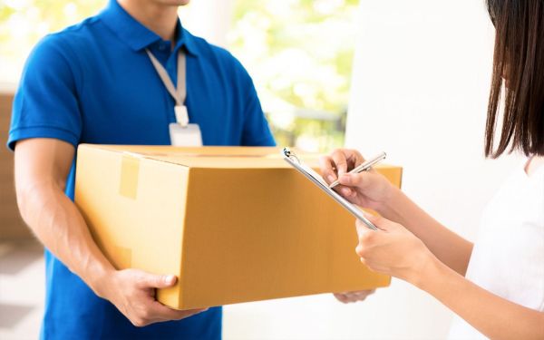 Firmele de curierat fac angajări