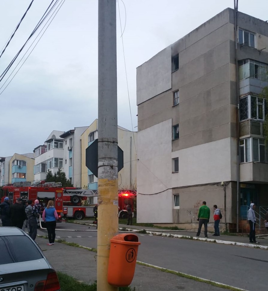 Incendiu într-o garsonieră din Murfatlar din cauza unei lumânări. Un copil de 2 ani, printre cei surprinși în casă