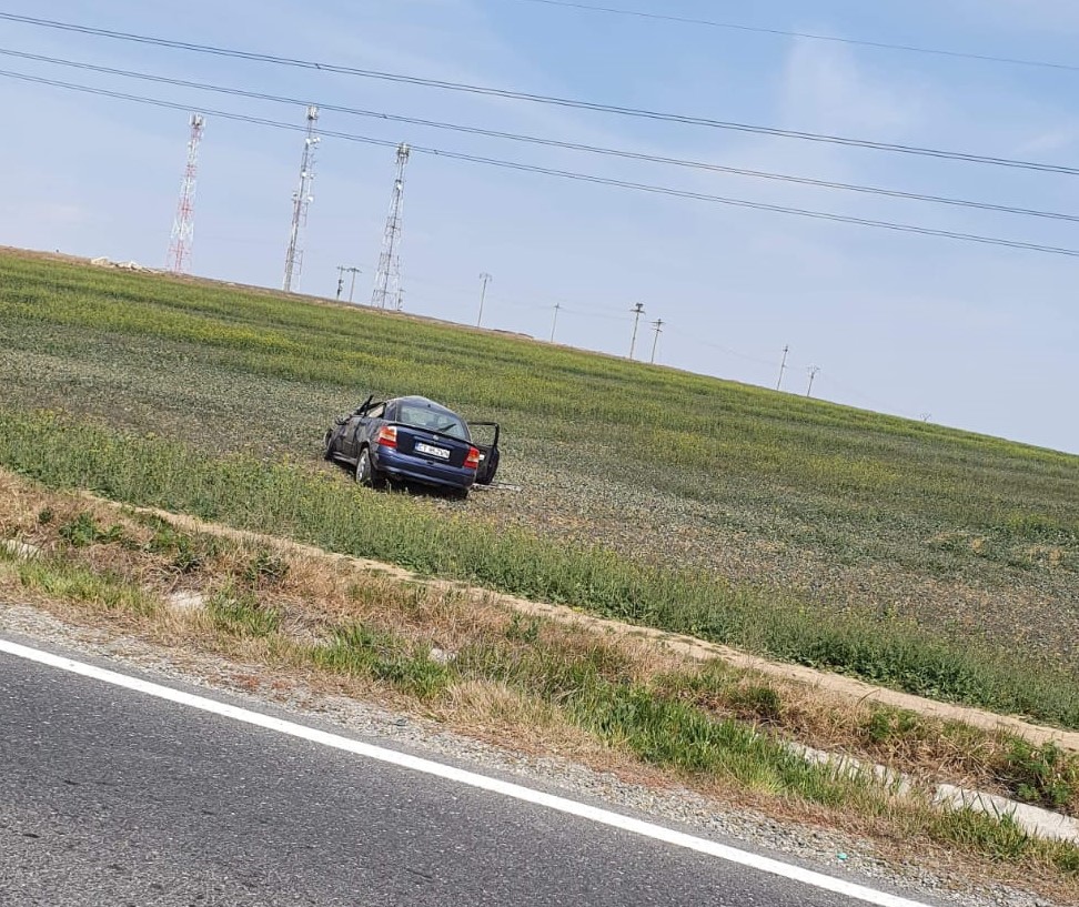 O mașină s-a răsturnat pe câmp între Amzacea și Topraisar