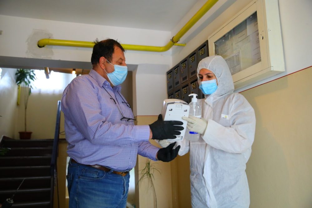 Aproape 800 de dispensere cu dezinfectant pentru mâini au fost distribuite asociațiilor de proprietari din Constanța