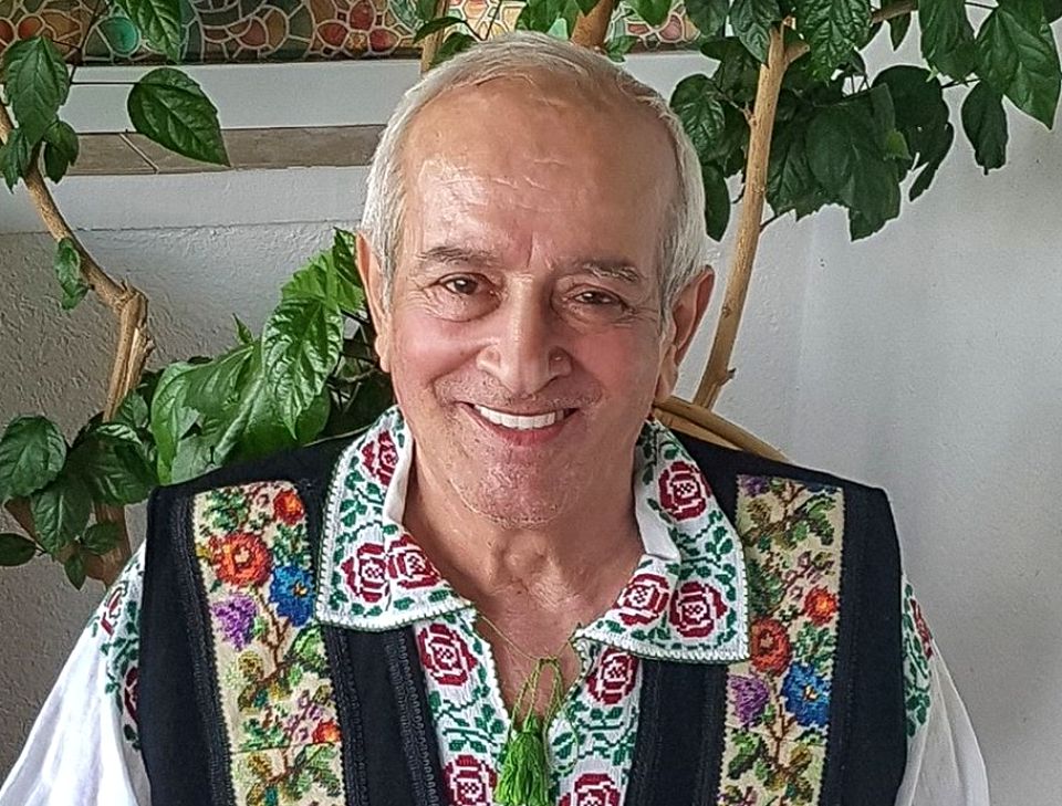 Un celebru cântăreț de muzică populară a murit după ce a fost diagnosticat cu COVID-19