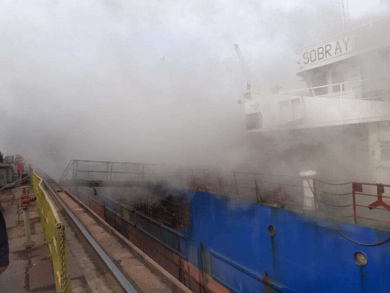 (Foto/Video) Incendiu la bordul unei nave din Portul Midia