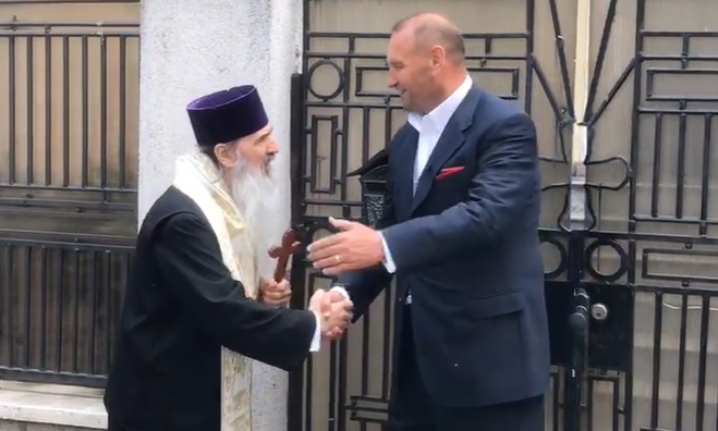 Viorel Cataramă l-a vizitat pe IPS Teodosie. La final s-au și îmbrățișat, ignorând regulile de distanțare socială. "Sunt dezamăgit că bisericile sunt închise fără motiv"