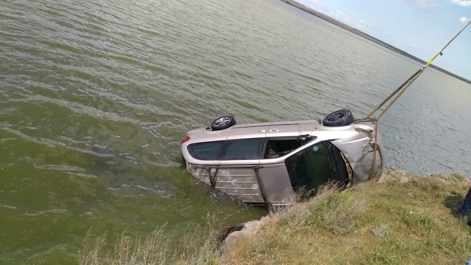 (Video) Autoturism scos din Lacul Tașaul. Fusese folosit la furtul din bancomat din Lumina