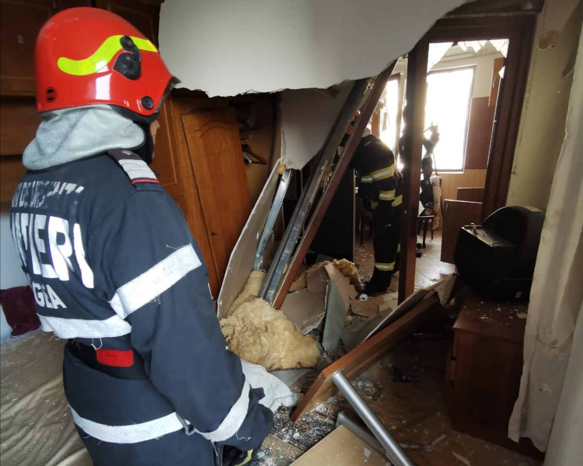 (Foto) Doi muncitori sunt intubați în urma exploziei unei butelii într-un apartament din Constanța