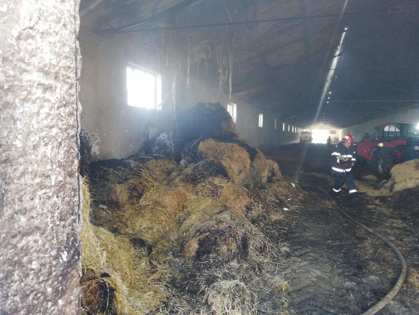 (Foto) Peste 100 de baloți de paie ard între Târgușor și Mihail Kogălniceanu