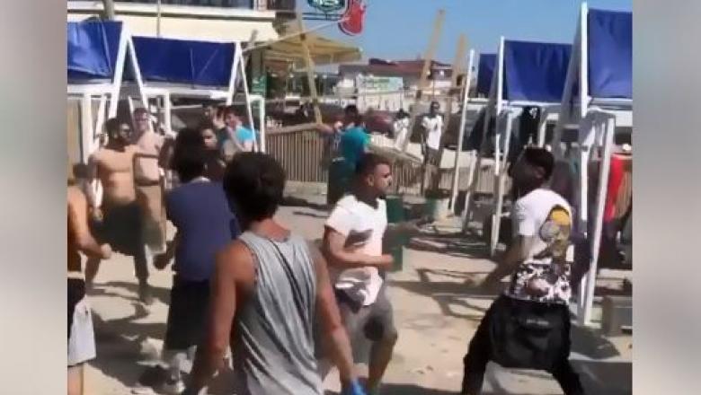 (Video) Bătaie la o terasă din Vama Veche. Ce spun polițiștii