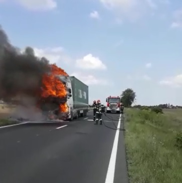 (Video) Un camion plin cu bușteni arde la ieșire din Medgidia
