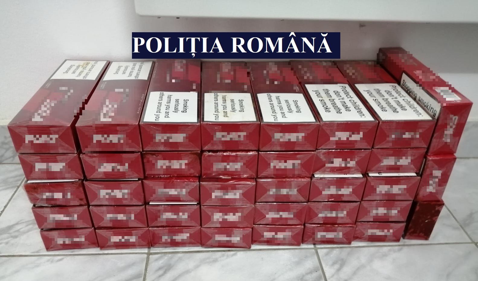 Percheziții în comuna Crucea: Polițiștii au găsit la domiciliul unui bărbat o armă tip airsoft, zeci de kilograme de articole pirotehnice și țigări netimbrate