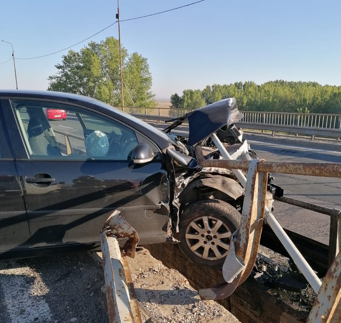 O mașină s-a făcut praf după ce a intrat într-un parapet pe A2, în zona Cernavodă. Șoferul a scăpat ca prin minune