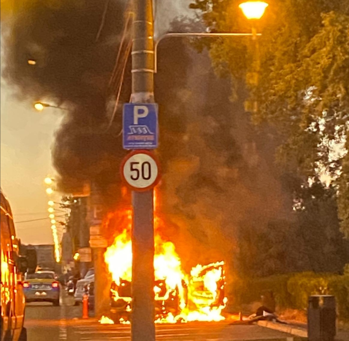 O mașină a luat foc în Mamaia