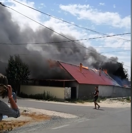 (Video) Incendiu puternic la Cobadin. Arde o casă