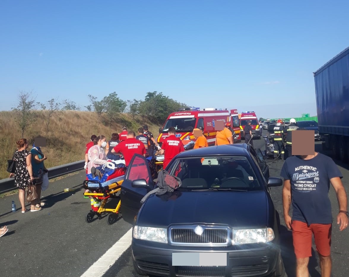 Accident grav pe A2. 9 persoane sunt rănite. Circulația este blocată
