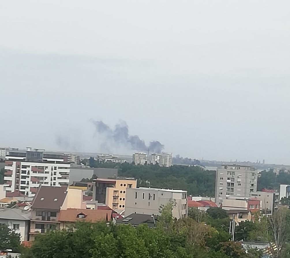 Arde o ambarcațiune pe malul Lacului Siutghiol