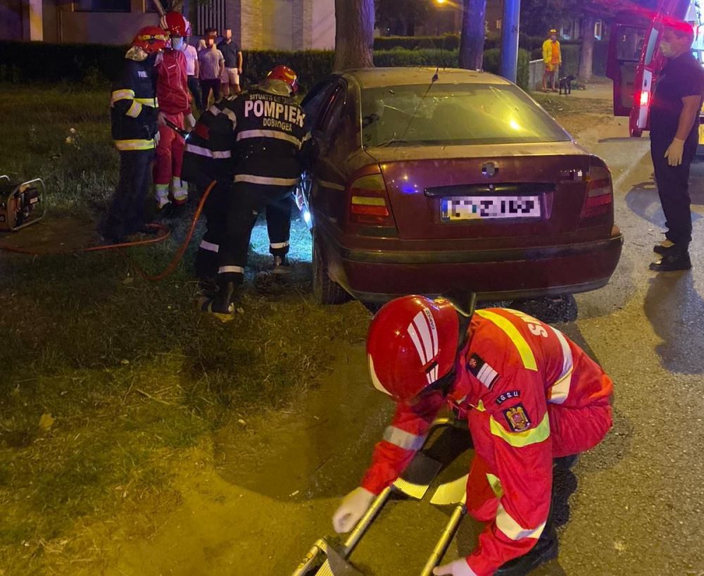 Un șofer a scăpat ca prin minune după ce a intrat cu mașina într-un pom, în stațiunea Mamaia