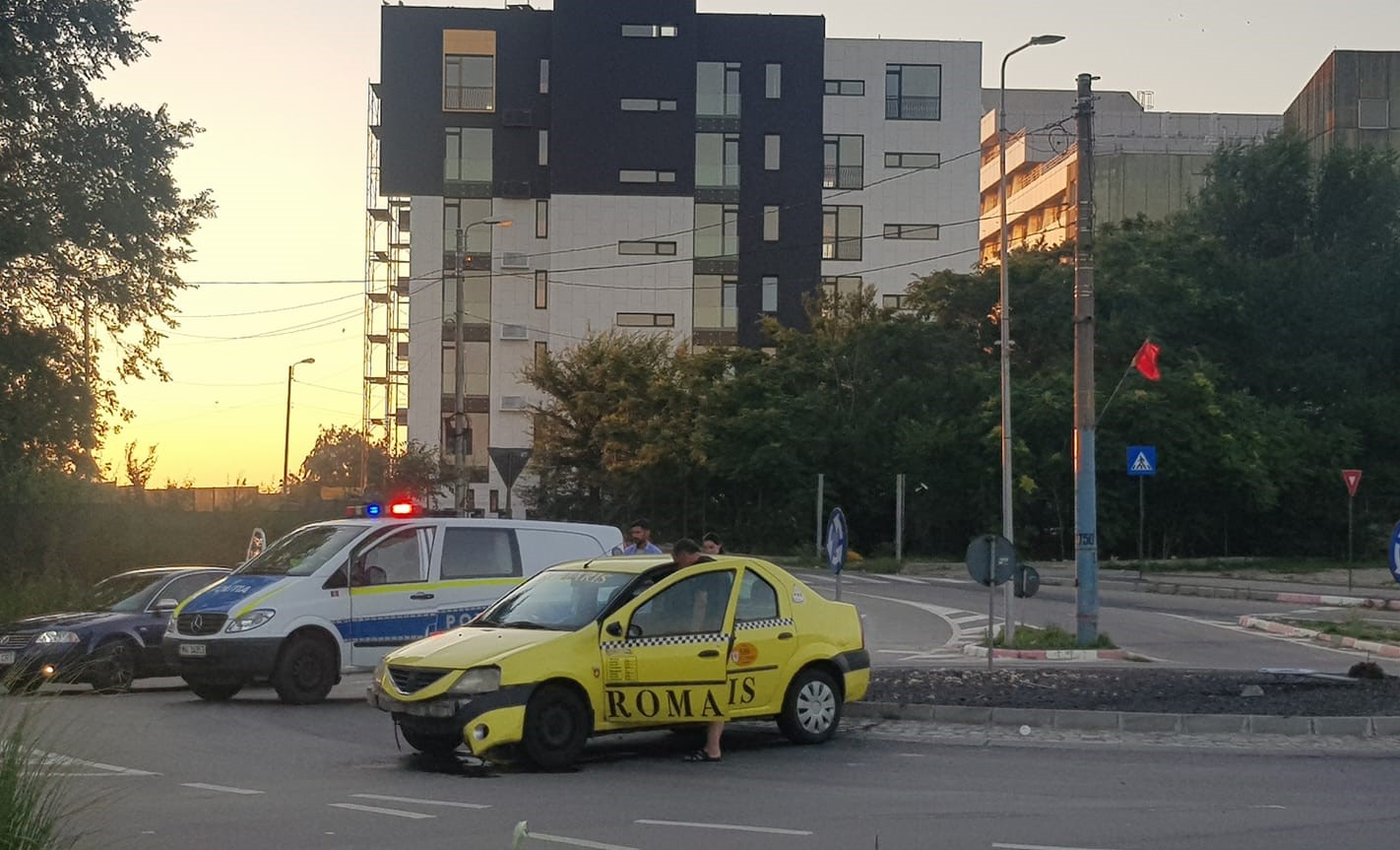 Un taximetrist constănțean a lovit amenajarea rutieră a unui sens giratoriu din Constanța