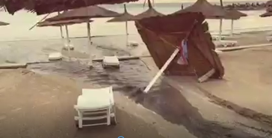 (Video) Apele menajere și apa pluvială se revarsă pe plajă, la Cap Aurora