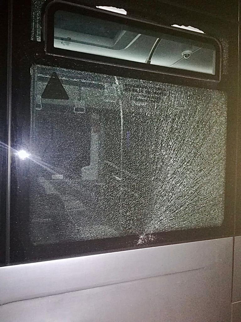 (Video) Autobuz CT BUS, atacat cu pietre de mai mulți copii