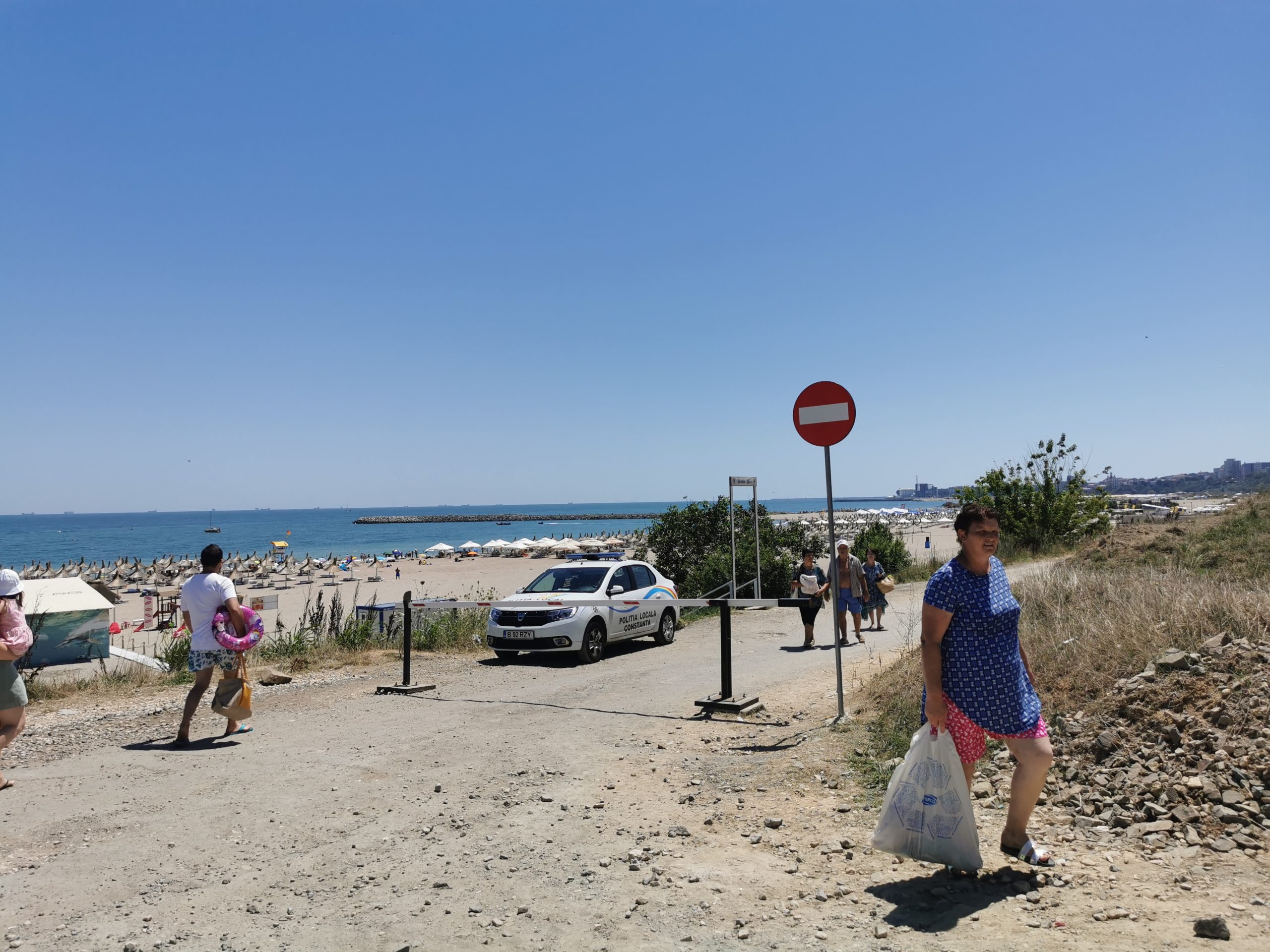 Surrender Scaring Hired Foto) Care este miza restricționării accesului auto pe drumul de lângă plaja  Trei Papuci din Constanța