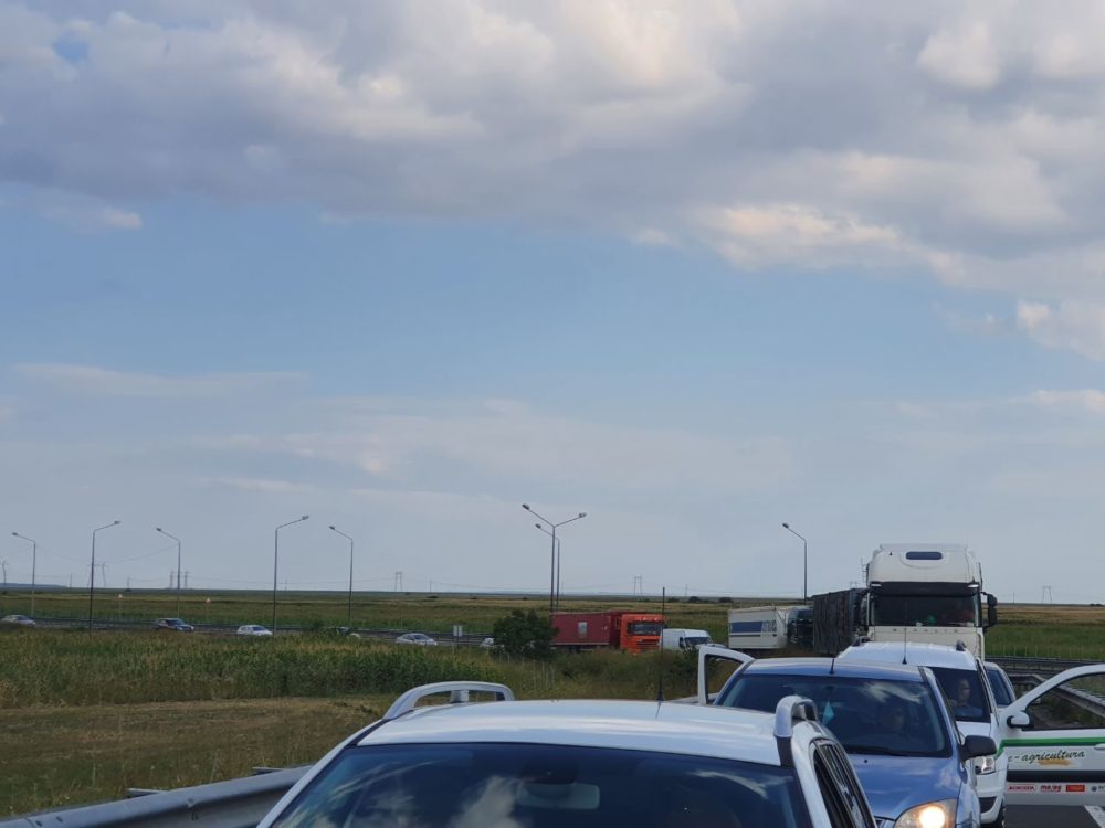 Trafic aglomerat pe drumul spre mare. Coloane de mașini pe A2