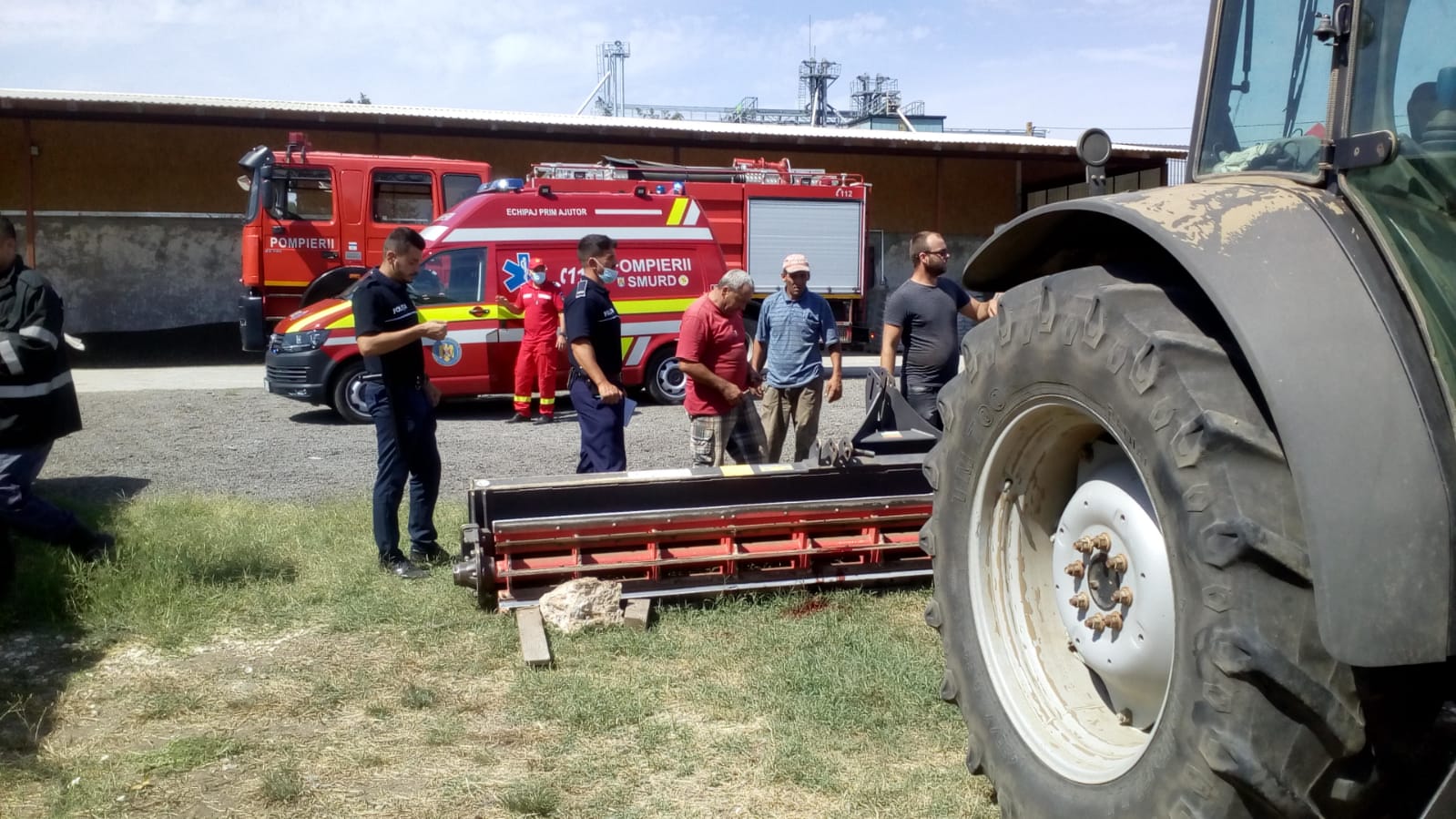 Un bărbat a fost prins sub un tractor în Comana