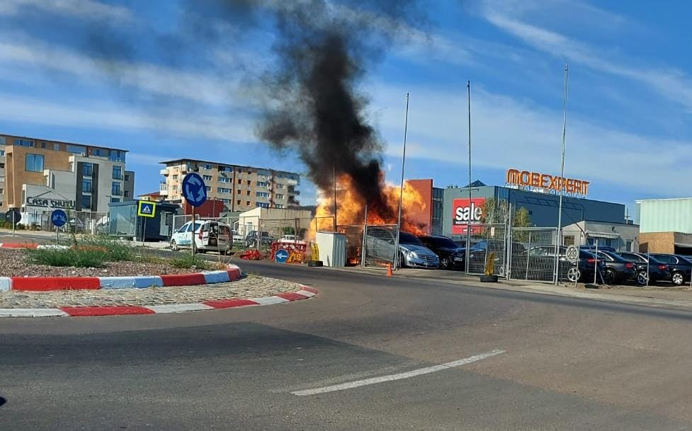 (Video) Incendiu la o conducta de gaz din Constanța. Focul s-a extins la mașini