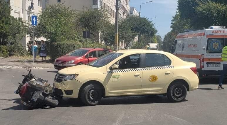 Un motociclist, la un pas de moarte după ce un taximetrist a intrat din plin în el