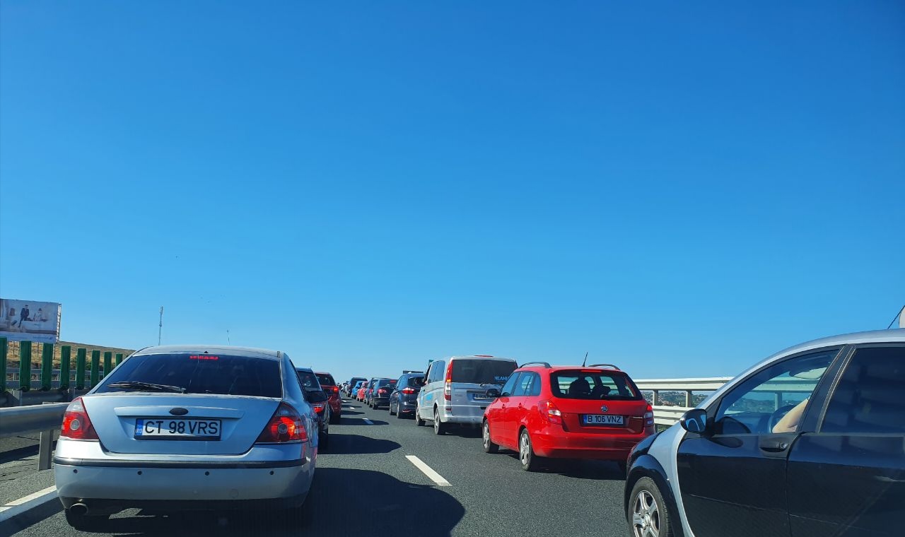 (Foto) Se circulă bară la bară pe A2