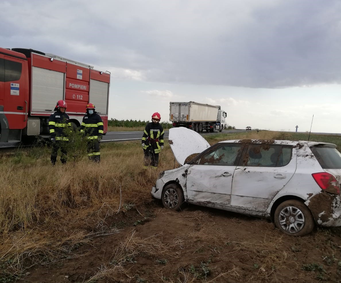 O mașină s-a răsturnat în apropiere de Cogealac
