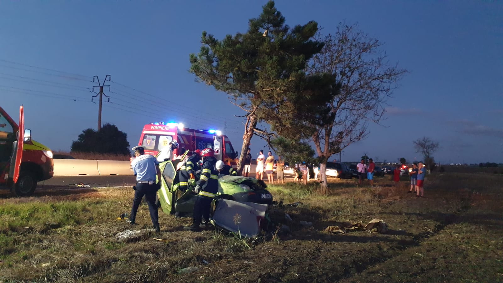 (Video/Foto) Un tânăr de 29 de ani a murit pe loc după ce a intrat într-un copac între Constanța și Valu lui Traian