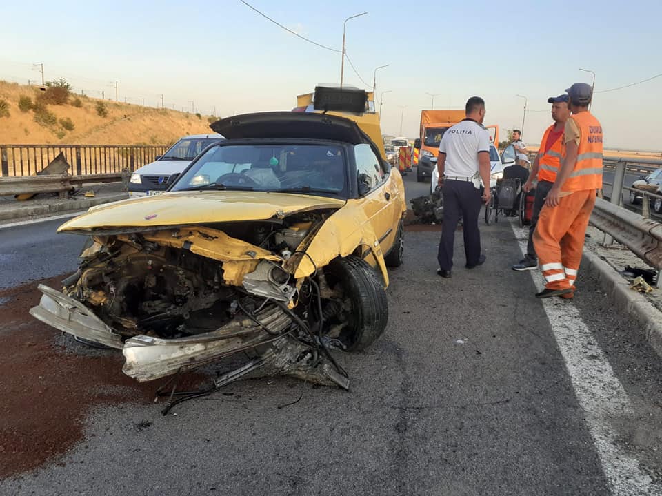 (Foto) Unui autoturism implicat într-un accident pe A2 i-a zburat motorul
