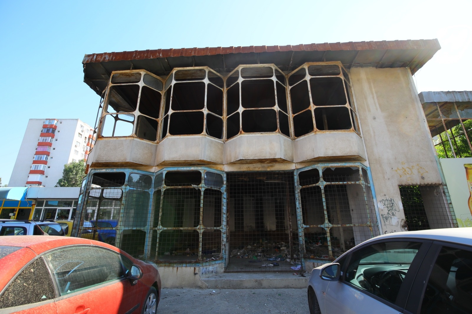 O clădire abandonată și insalubră din zona pieței din cartierul KM 4-5 din Constanța va fi demolată