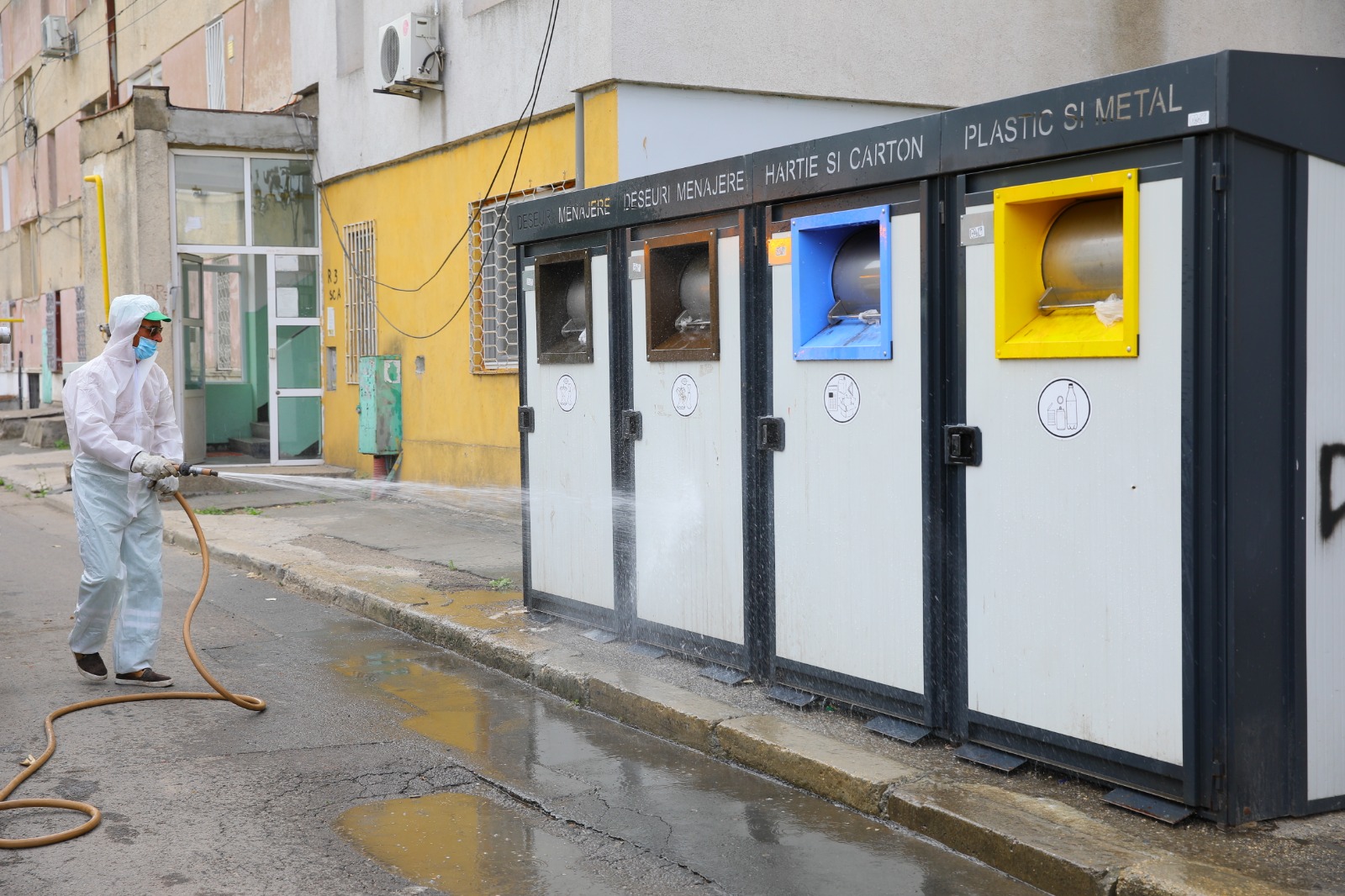 Continuă acțiunile de dezinfecție și salubrizare a platformelor de deșeuri din Constanța