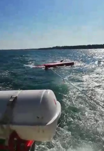 (Video) O persoană s-a răsturnat în mare cu un catamaran, în zona stațiunii 2 Mai