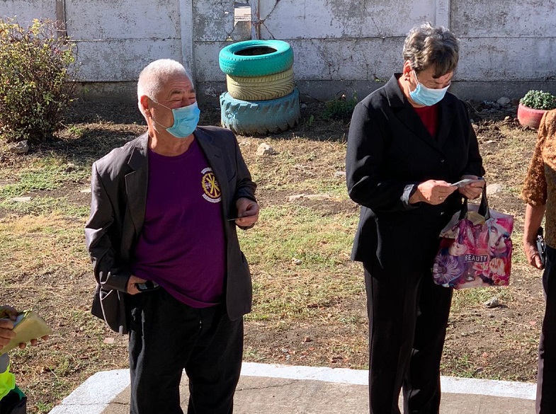 (Video) Mită electorală la Năvodari. Reprezentantul unui candidat la primărie oferă bani persoanelor care merg la vot