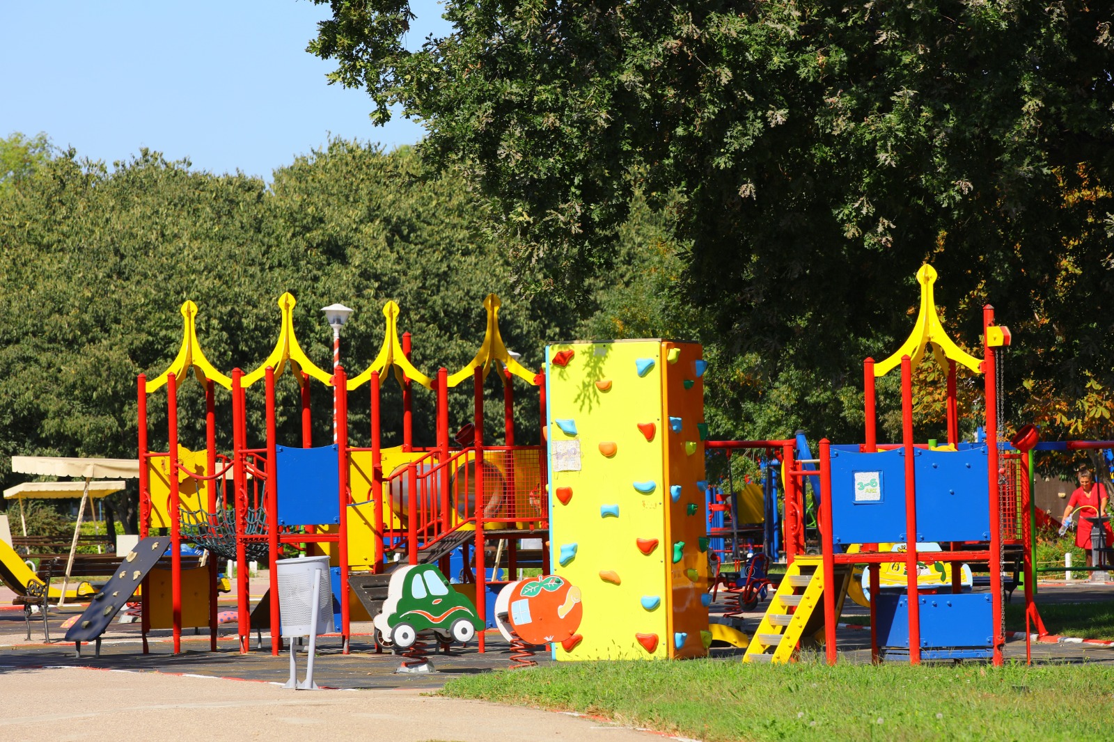 Ample lucrări de reabilitare și modernizare în Parcul Țara Piticilor. Vor fi amenajate un teren de baschet și mese de tenis de masă
