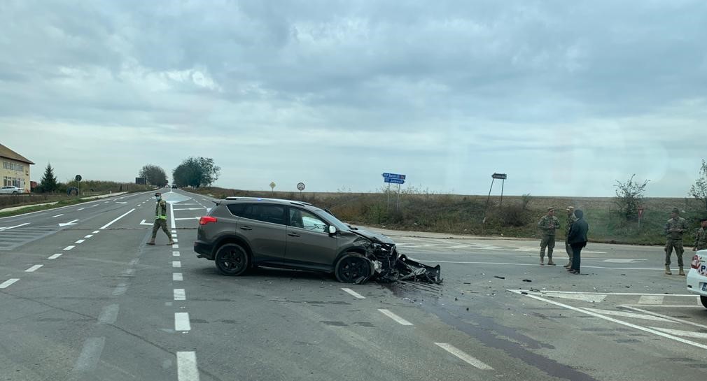 Accident grav pe DN 22, la intersecția de la Două Cantoane. Este implicată o mașină a Armatei