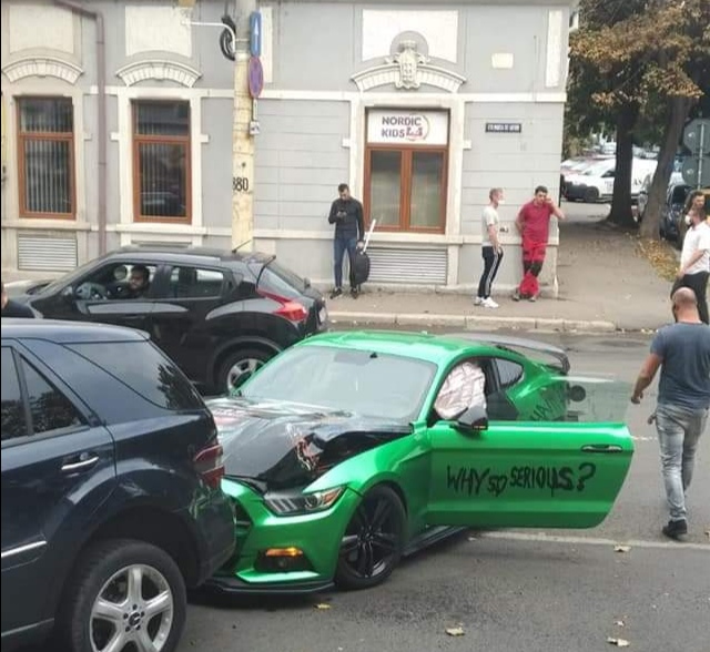 (Foto) Carambol în zona Liceului "Mircea cel Bătrân". O mașină de fițe a fost serios avariată