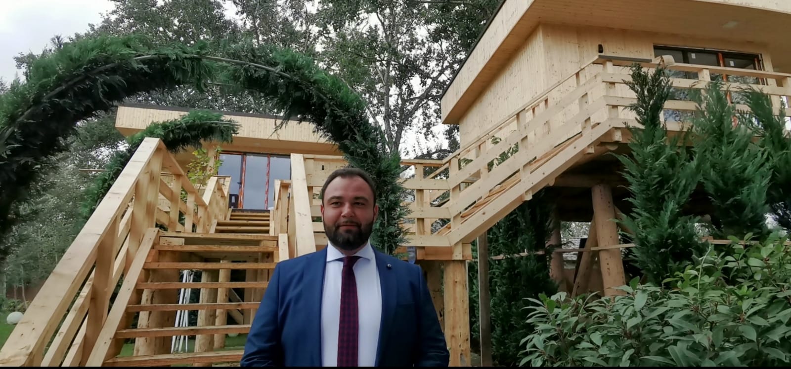(Video) Un proiect inedit, căsuțele în copaci, îi așteaptă pe turiști în 2021 în cadrul complexului Lebăda Luxury Resort&Spa din Crișan