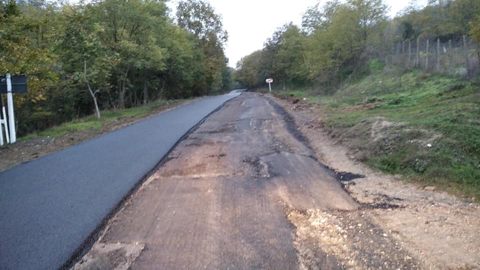 (Foto) Drumul comunal 45, care leagă DN 3 de satul Canlia, asfaltat în 3 zile