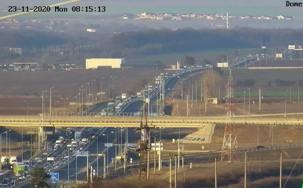 Ce spune IPJ Constanța despre cozile kilometrice din această dimineață de la intrările în Constanța