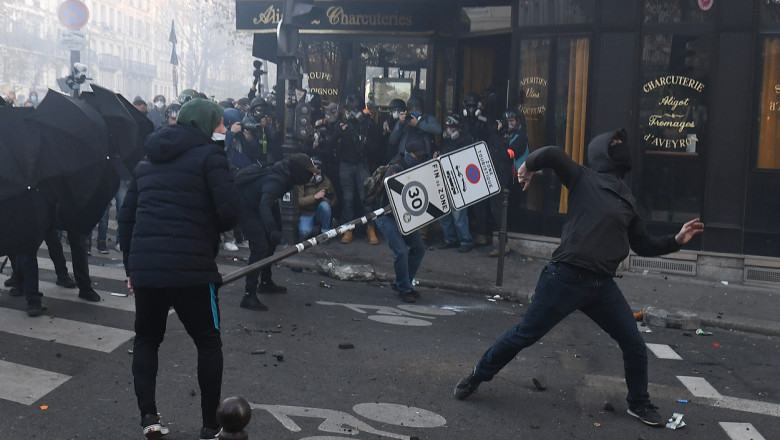 Incidente violente la Paris. Protestatarii au incendiat mașini