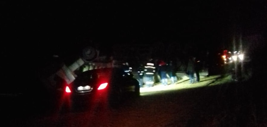 Circulație blocată între Hârşova şi Saraiu. Un camion cereale s-a răsturnat