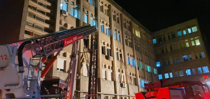 7 decedați și un medic în stare gravă după un incendiu violent la secția ATI de la Spitalul Județean Piatra Neamț